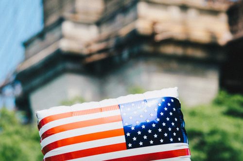 white, red, and blue US flag balloon